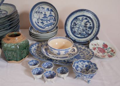 Lot d'assiettes en porcelaine bleu-blanc...