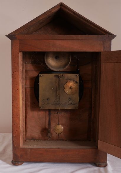 Pendule à poser en bois naturel à fronton...