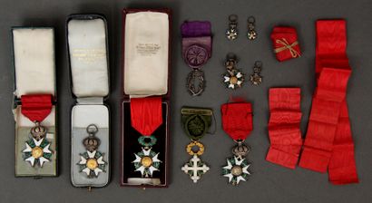 # Militaria :

- Médaille d'officier de l'ordre...
