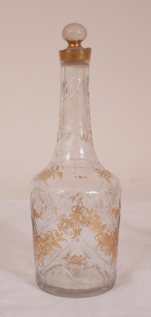 Lot de bouteilles, flacons, coupe couverte...