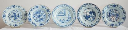 Cinq assiettes en porcelaine blanc-bleu à...