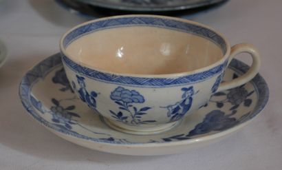 Lot d'assiettes en porcelaine bleu-blanc...