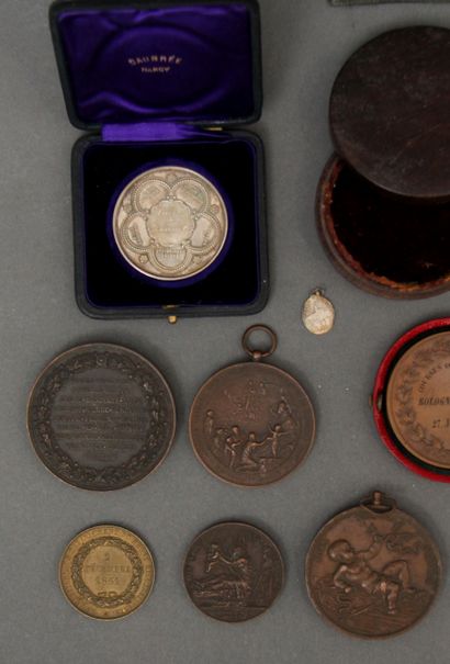 # Lot de médailles :

- Médaille en cuivre...