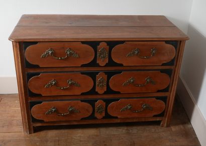 Commode en bois fruitier et bois noirçi à...