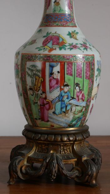 Paire de lampes à pétrole en porcelaine polychrome...