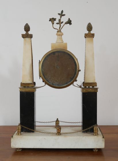 Petite pendule portique en marbre blanc et...