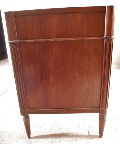 Commode en placage d'acajou à cinq tiroirs...