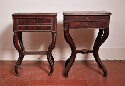 Lot :

- Travailleuse en placage d'acajou...
