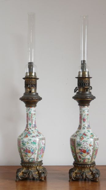 Paire de lampes à pétrole en porcelaine polychrome...
