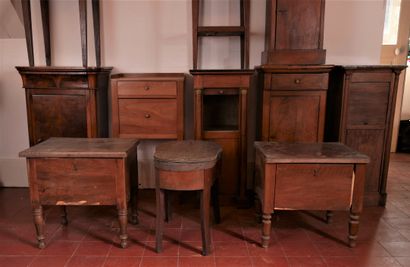 Lot de 8 chevets et trois bidets en bois...