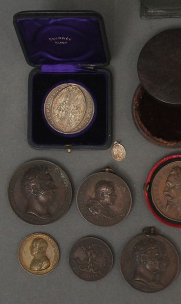 # Lot de médailles :

- Médaille en cuivre...