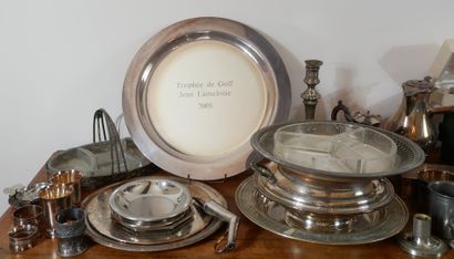 Lot en métal argenté : plats, timbales, bougeoirs,...