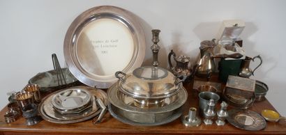 Lot en métal argenté : plats, timbales, bougeoirs,...