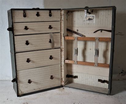 MOYNAT

Malle cabine en bois et toile enduite

H...