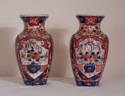 Paire de vases en porcelaine à décor Imari...