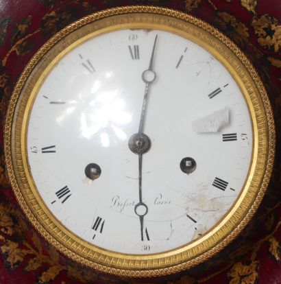 Pendule œil de bœuf en tôle relaqué rouge...