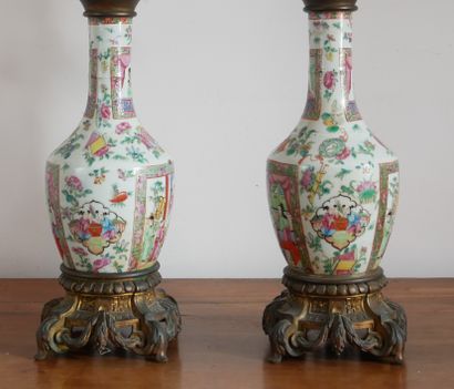 Paire de lampes à pétrole en porcelaine polychrome...