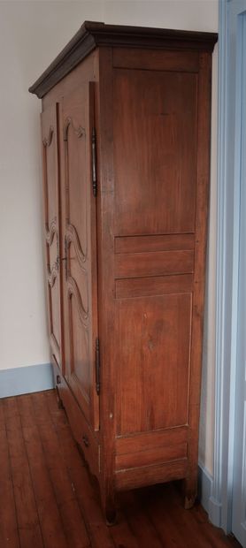 Armoire en bois naturel à deux portes moulurées...
