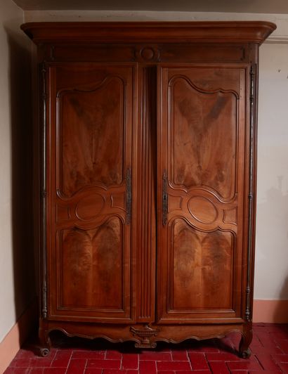 Importante armoire en bois naturel moulurée...