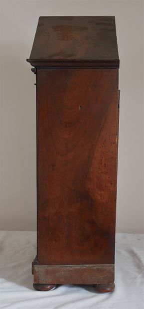 Pendule à poser en bois naturel à fronton...