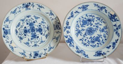 Cinq assiettes en porcelaine blanc-bleu à...