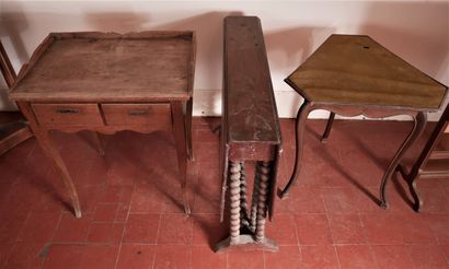 Lot :

- Table à jeux triangulaire en bois...