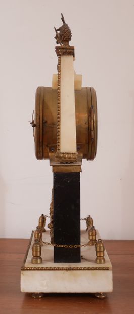 Petite pendule portique en marbre blanc et...