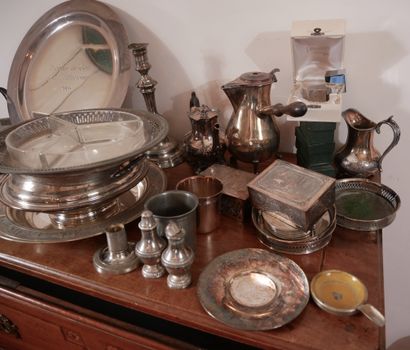Lot en métal argenté : plats, timbales, bougeoirs,...