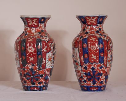 Paire de vases en porcelaine à décor Imari...
