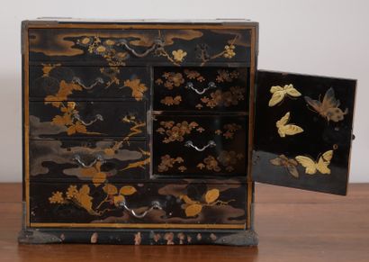 Petit cabinet en laque noir à décor doré...