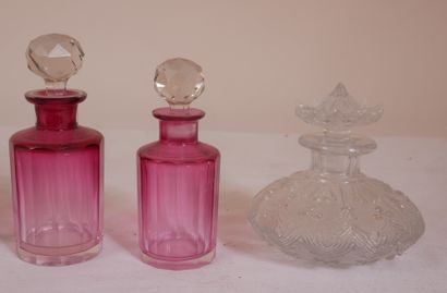 Lot de bouteilles, flacons, coupe couverte...