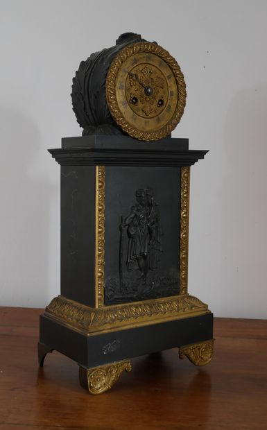 Pendule borne en bronze patiné et doré, tôle...