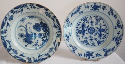 Cinq assiettes en porcelaine blanc-bleu à...