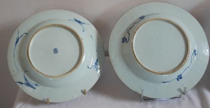 Cinq assiettes en porcelaine blanc-bleu à...
