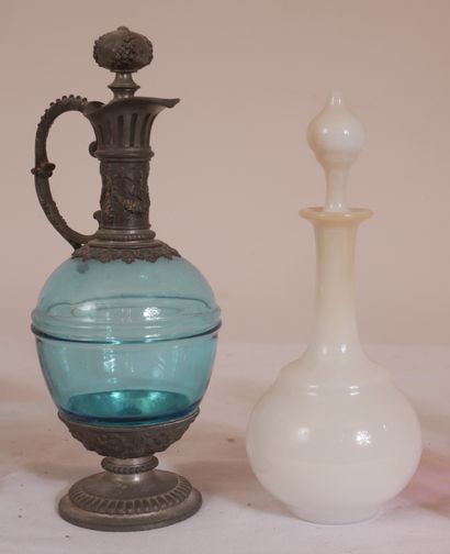 Lot de bouteilles, flacons, coupe couverte...