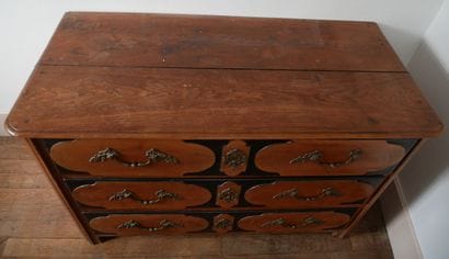 Commode en bois fruitier et bois noirçi à...