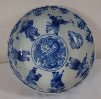 Paire de coupes sur talon en porcelaine blanc-bleu...