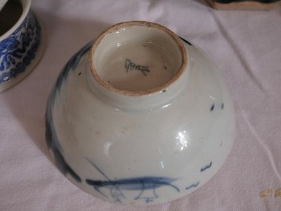 Lot d'assiettes en porcelaine bleu-blanc...