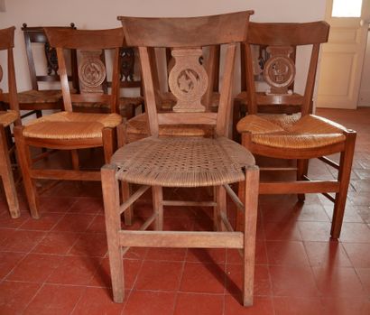 Quatre paires et une chaises paillées dépareillées...