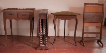 Lot :

- Table à jeux triangulaire en bois...