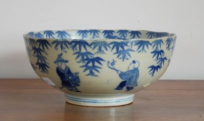 Paire de coupes sur talon en porcelaine blanc-bleu...