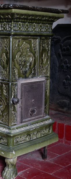 Poêle en fonte et céramique à glaçure verte,...