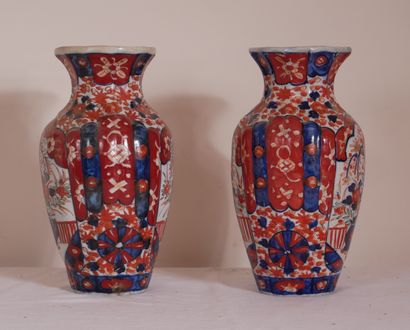 Paire de vases en porcelaine à décor Imari...