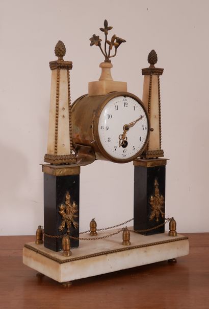 Petite pendule portique en marbre blanc et...
