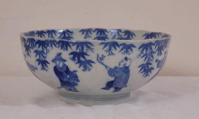 Paire de coupes sur talon en porcelaine blanc-bleu...