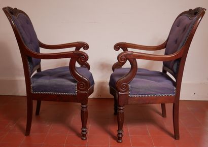 Paire de fauteuils en acajou, le haut du...