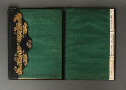 # Lot :

- Deux porte monnaies en cuir (accidents)

-...