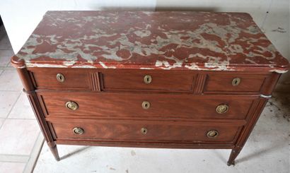 Commode en placage d'acajou à cinq tiroirs...