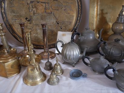 Lot de verseuses, bougeoirs en cuivre, étain...