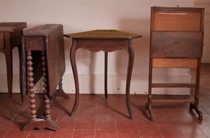Lot :

- Table à jeux triangulaire en bois...